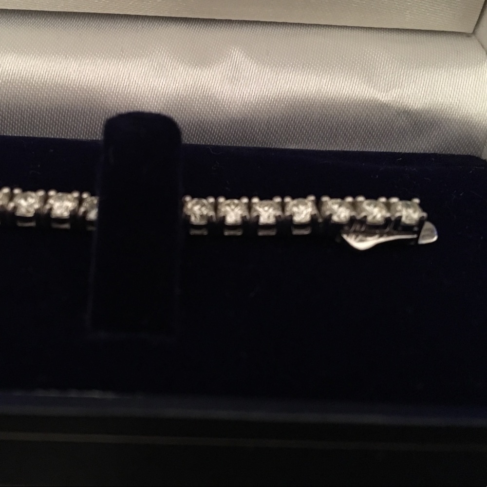 Diamond & White Gold Tennis Bracelet - Picture 3 of 8